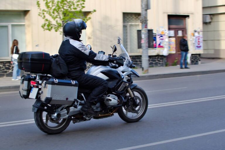 BMW Motorrad : tout l'équipement qu'il vous faut pour une conduite sereine