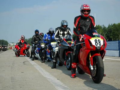 combinaison-pieces-moto-deux-une.jpg