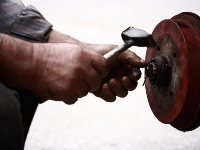 Remplacement_des_freins_arrière_sur_un_1995_Mercury_Grand_Marquis