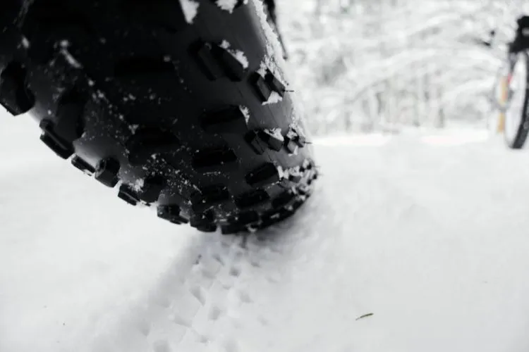 Pneus moto pour l'hiver, route enneigée, équipement de moto