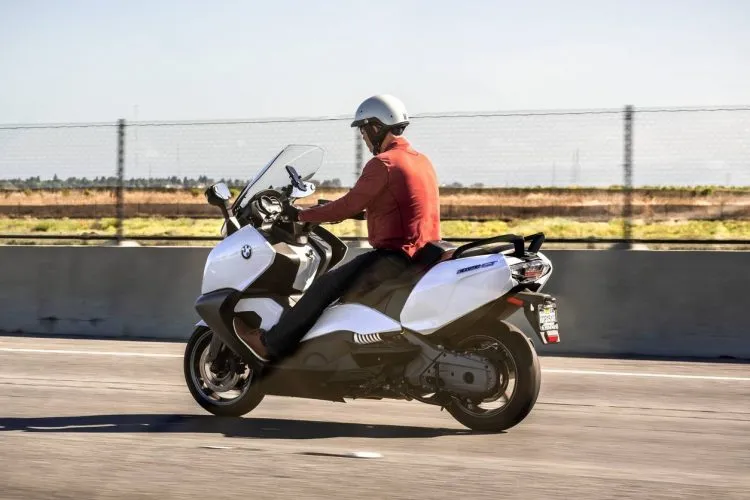déplacement dans Paris en scooter