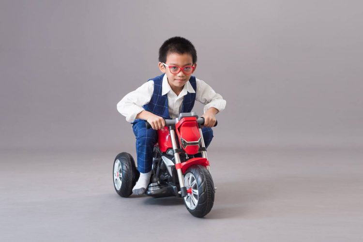 enfant sur pocket bike