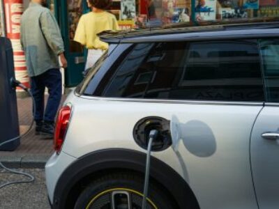 Véhicule_hybride_rechargeable:_quels_sont_les_indispensables_à_retenir?