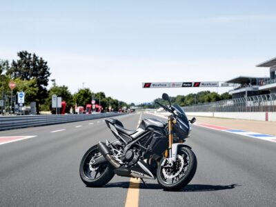 Conduire la même moto sur piste et sur route : est-ce vraiment possible en pratique ?