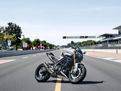 Conduire la même moto sur piste et sur route : est-ce vraiment possible en pratique ?