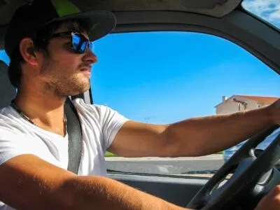 Une_housse_de_voiture_peut_elle_protéger_votre_voiture_des_dommages_causés_par_le_soleil_?