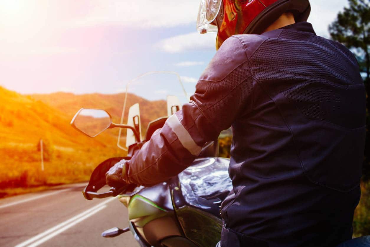combinaison moto intégrale ou deux pièces