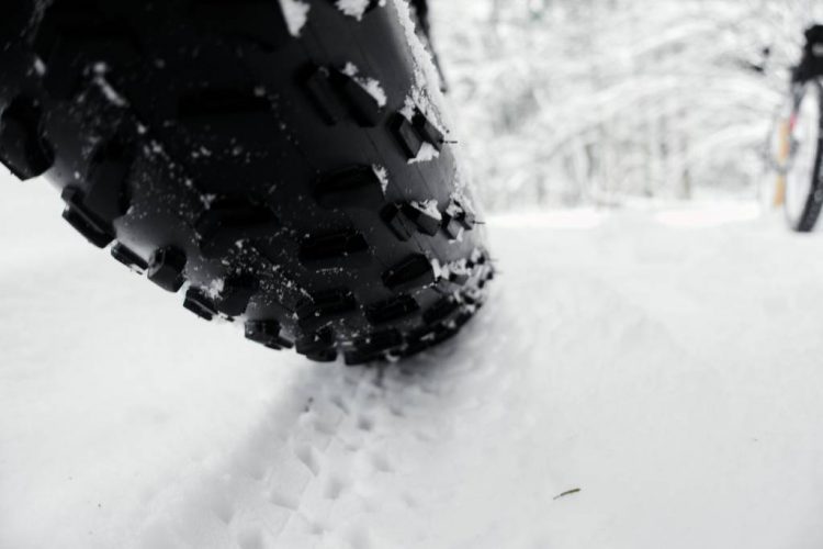Pneus moto pour l'hiver, route enneigée, équipement de moto