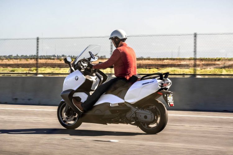 déplacement dans Paris en scooter