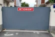 Stationnement interdit devant un portail : que risquez-vous vraiment ?
