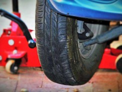 Comment placer un cric sous une voiture ?