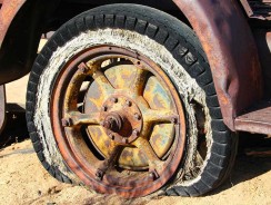 Pourquoi les pneus éclatent-ils davantage en été ?