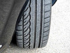 Comment savoir quand remplacer les pneus d’une voiture ?